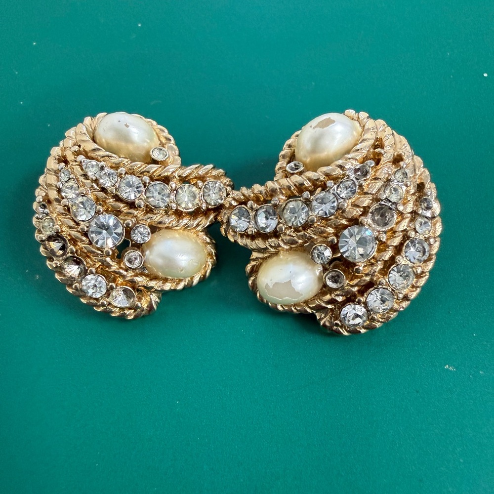 Vintage Gold-Tone Pearl & Crystal Clip-On Earrings - Elegant Women Jewelry - Picture 4 of 7
